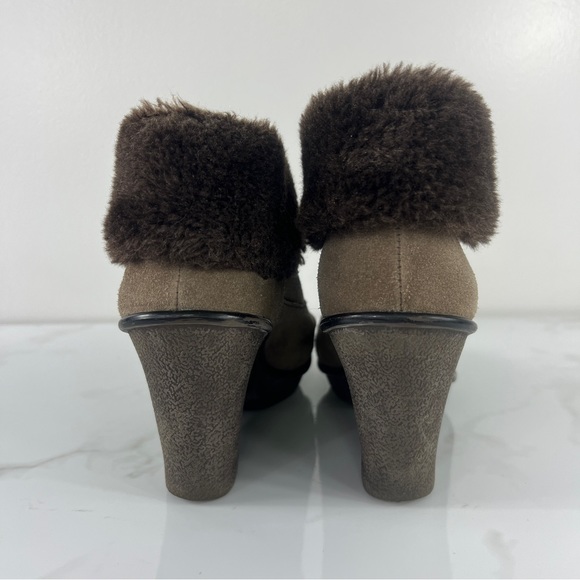 B Makowsky Nellie Brown Suede Wedge Ankle Boot Bootie Faux Fur Trim 7.5W Lace Up - Picture 4 of 9